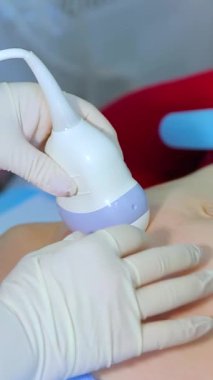 Hamile bir kadının cenininin ultrason muayenesi. Ultrasonik tarayıcı. Ultrason muayenesi için cihaz. Dikey video.