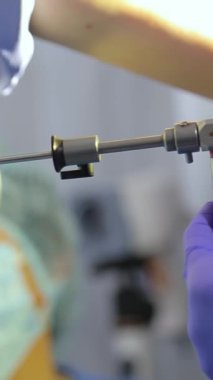 Ofis histeroskopisi. Jinekoloji kürsüsünde manipülasyonlar. Jinekoloji sandalyesi. Jinekologdan bir kadın check-up için geldi. Dikey video.