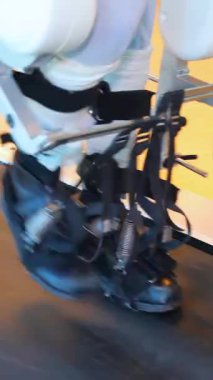 Lokomat yürüyüş rehabilitasyon robotu. Yürüyen tıbbi robot. Yürüyen tıbbi robot felç ve beyin felci tedavisinde kullanılır..