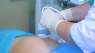 Amniyotik sıvı testi. Amniyosentez. Hamile bir kadının cenininin ultrason muayenesi.. 