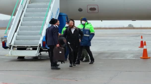 Vinnytsia Ucrania Marzo 2020 Hasidim Llega Aeropuerto Ucrania Para Celebrar — Vídeo de stock