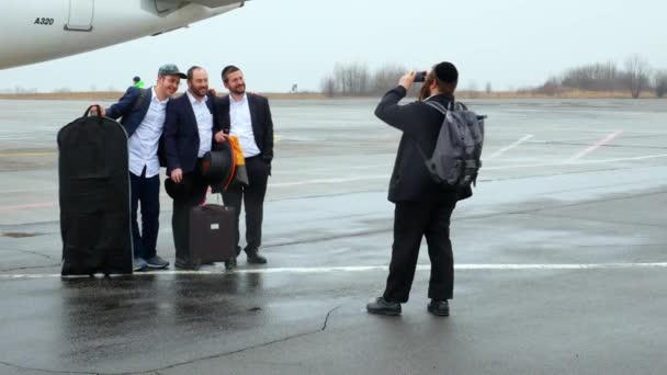 Vinnytsia Ukraine Március 2020 Hasidim Érkezik Repülőtérre Ukrajnában Hogy Megünnepeljék — Stock videók