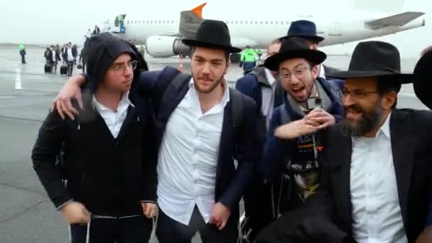 Vinnytsia Ukraine March 2020 HasidimはウーマンでのRosh Hashanah休日を祝うためにウクライナの空港に到着しました 編集映像 — ストック動画