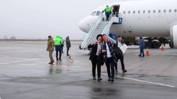Vinnytsia Ucrânia Março 2020 Hasidim Chega Aeroporto Ucrânia Para Celebrar — Vídeo de Stock