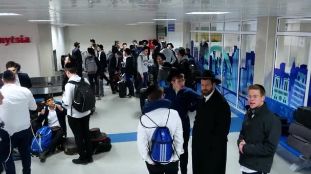 Vinnytsia Ukraine March 2020 Hasidim Tiba Bandara Ukraina Untuk Merayakan — Stok Video