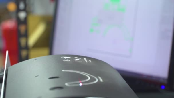 无线电工程工厂产品的激光标记 标识工厂的激光燃烧 — 图库视频影像