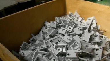 Bir fabrikada plastik parça dükkanı. Fabrikadaki elektrikli ısıtıcılar için plastik parçalar ve teçhizat üretimi. Makine plastik parçaları damgalar.