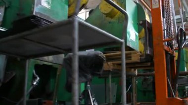 Fabrika hidrolik presi. Hidrolik prese çelik levha damgalamak. Basını damgalamak.. 