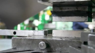 Fabrika hidrolik presi. Hidrolik prese çelik levha damgalamak. Basını damgalamak.. 