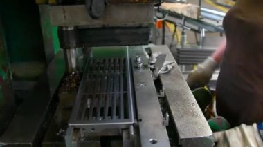 Fabrika hidrolik presi. Hidrolik prese çelik levha damgalamak. Basını damgalamak.. 