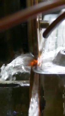 Elektrikli ısıtıcılar ve yağ ısıtıcıları için radyatör üretiyorum. Petrol ısıtıcısı üretiyorum. Dikey video.