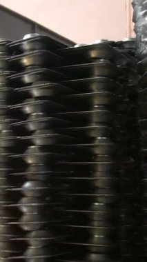 Elektrikli ısıtıcılar ve yağ ısıtıcıları için radyatör üretiyorum. Petrol ısıtıcısı üretiyorum. Dikey video.