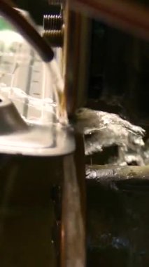 Elektrikli ısıtıcılar ve yağ ısıtıcıları için radyatör üretiyorum. Petrol ısıtıcısı üretiyorum. Dikey video.