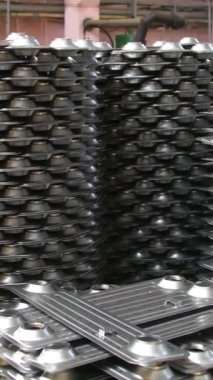 Elektrikli ısıtıcılar ve yağ ısıtıcıları için radyatör üretiyorum. Petrol ısıtıcısı üretiyorum. Dikey video.