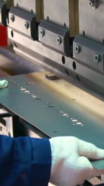 Fabrika hidrolik presi. Hidrolik prese çelik levha damgalamak. Basına damga vuruyor. Dikey video.