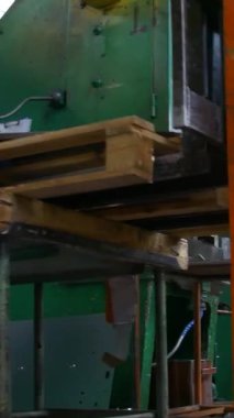 Fabrika hidrolik presi. Hidrolik prese çelik levha damgalamak. Basına damga vuruyor. Dikey video.
