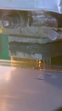 Fabrika hidrolik presi. Hidrolik prese çelik levha damgalamak. Basına damga vuruyor. Dikey video.