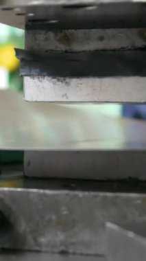 Fabrika hidrolik presi. Hidrolik prese çelik levha damgalamak. Basına damga vuruyor. Dikey video.