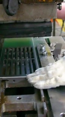 Fabrika hidrolik presi. Hidrolik prese çelik levha damgalamak. Basına damga vuruyor. Dikey video.