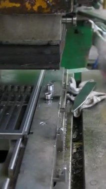 Fabrika hidrolik presi. Hidrolik prese çelik levha damgalamak. Basına damga vuruyor. Dikey video.