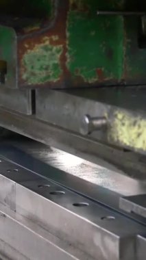 Fabrika hidrolik presi. Hidrolik prese çelik levha damgalamak. Basına damga vuruyor. Dikey video.