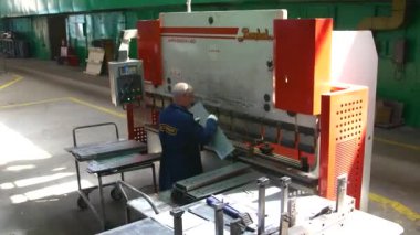 VINNYTSIA, UKRAINE - 4 Haziran 2024: Fabrika hidrolik presi. Hidrolik prese çelik levha damgalamak. Basına damga vuruyor. Dikey editör videosu