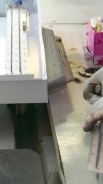 Elektrik ısıtıcılarının fabrika montajı. Taşıyıcı montajı elle yapıyor. Elle montaj taşıyıcısı. Dikey video.  