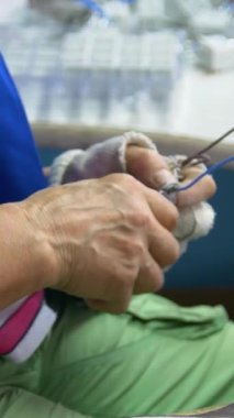 Elektrik ısıtıcılarının fabrika montajı. Taşıyıcı montajı elle yapıyor. Elle montaj taşıyıcısı. Dikey video.  