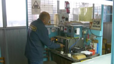 VINNYTSIA, UKRAINE - 12 Haziran 2024: Elektrikli ısıtıcıların fabrika montajı. Taşıyıcı montajı elle yapıyor. Elle montaj taşıyıcısı. 