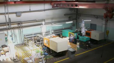 VINNYTSIA, UKRAINE - 4 Haziran 2024: Bir fabrikadaki plastik parça dükkanı. Fabrikadaki elektrikli ısıtıcılar için plastik parçalar ve teçhizat üretimi. Makine plastik parçaları damgalar..