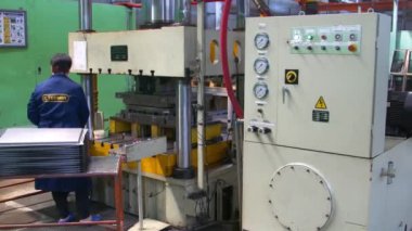 VINNYTSIA, UKRAINE - 4 Haziran 2024: Fabrika hidrolik presi. Hidrolik prese çelik levha damgalamak. Basını damgalamak.. 