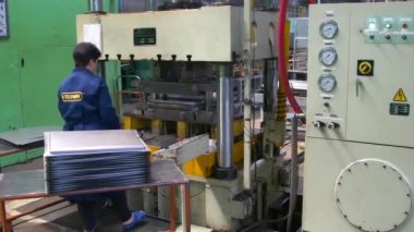 VINNYTSIA, UKRAINE - 4 Haziran 2024: Fabrika hidrolik presi. Hidrolik prese çelik levha damgalamak. Basını damgalamak.. 