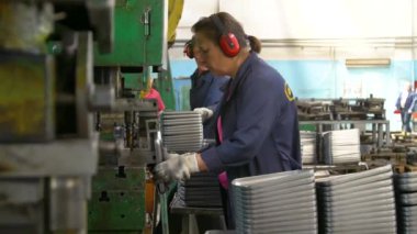 VINNYTSIA, UKRAINE - 4 Haziran 2024: Fabrika hidrolik presi. Hidrolik prese çelik levha damgalamak. Basını damgalamak.. 