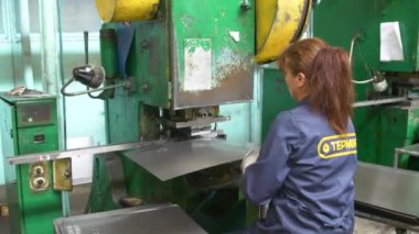 VINNYTSIA, UKRAINE - 4 Haziran 2024: Fabrika hidrolik presi. Hidrolik prese çelik levha damgalamak. Basını damgalamak.. 