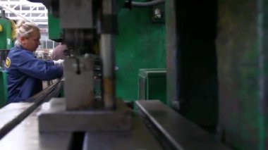 VINNYTSIA, UKRAINE - 4 Haziran 2024: Fabrika hidrolik presi. Hidrolik prese çelik levha damgalamak. Basını damgalamak.. 