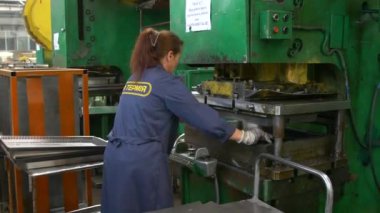 VINNYTSIA, UKRAINE - 4 Haziran 2024: Fabrika hidrolik presi. Hidrolik prese çelik levha damgalamak. Basını damgalamak.. 