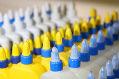 Kırtasiye yapıştırıcısı. Okul malzemeleri, kırtasiye malzemeleri. Ofis tutkalı. Renkli kırtasiye malzemeleri. Ofis ve öğrenim için mallar.