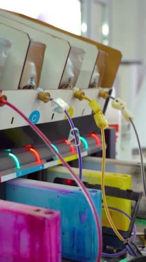 Çizer baskısı. Matbaa ve baskı hizmetleri. Çizici, arakal üzerinde resim yazdırır. Çerçeve baskısı çıkartmaları. Dikey video.