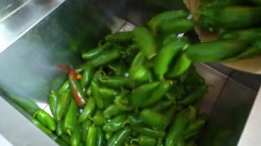 Acı biber ve biberden sos yapıyorum. Kırmızı biberli ve yeşil biberli sos yapıyorum. Jalapeo ve acı sos. Jalapenolardan acı sos yapıyorum..