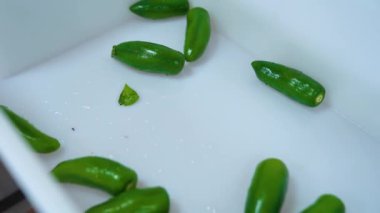 Acı biber ve biberden sos yapıyorum. Kırmızı biberli ve yeşil biberli sos yapıyorum. Jalapeo ve acı sos. Jalapenolardan acı sos yapıyorum..