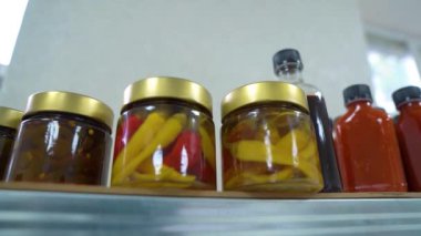 Acı biber ve biberden sos yapıyorum. Kırmızı biberli ve yeşil biberli sos yapıyorum. Jalapeo ve acı sos. Jalapenolardan acı sos yapıyorum..