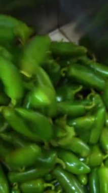 Kırmızı biber ve yeşil biber sosu yapıyorum. Acı biberli biber sosu. Jalapeno sosu yapıyorum. Dikey video.