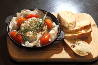 Kızarmış Camembert peyniri. Domatesli peynirli ızgara peynir ve ekmek..