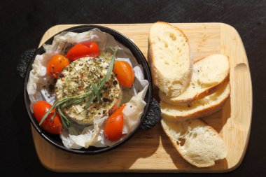 Kızarmış Camembert peyniri. Domatesli peynirli ızgara peynir ve ekmek..