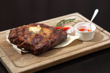 Özel ahşap bir tahtanın üzerindeki pide ekmeğine orta pişmiş biftek. Tahtada biftek var..