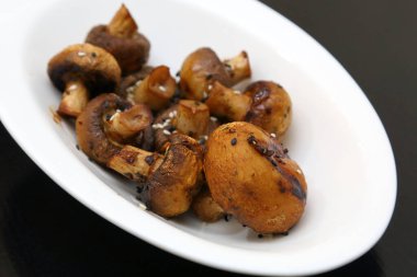 Beyaz oval tabakta kızarmış şampiyonlar..