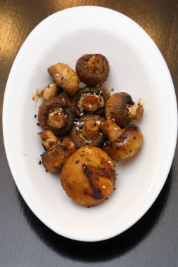 Beyaz oval tabakta kızarmış şampiyonlar..