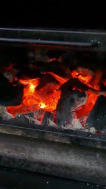 Izgarada biftek ve kömür pişiriyorum. Bir restoranda biftek kızartıyorum. Dikey video.