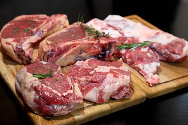 Çiğ biftek. Tahtada pişmeyi bekleyen çiğ, yıllanmış bir biftek..