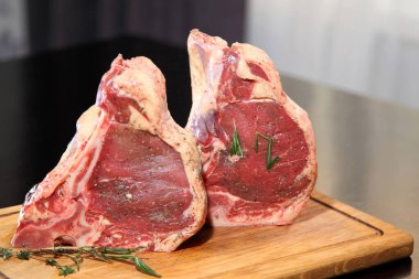 Çiğ biftek. Tahtada pişmeyi bekleyen çiğ, yıllanmış bir biftek..